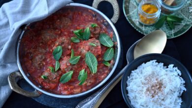 Minzblätter und stückige Tomatensoße sorgen für eine frische Note zu den Bulgur-Hackbällchen.