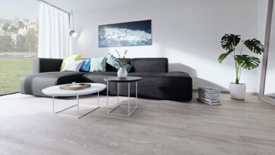 Öl-Beize in den Farbtönen Silbergrau und Weiß verleiht diesen Landhausdielen einen skandinavischen Touch.