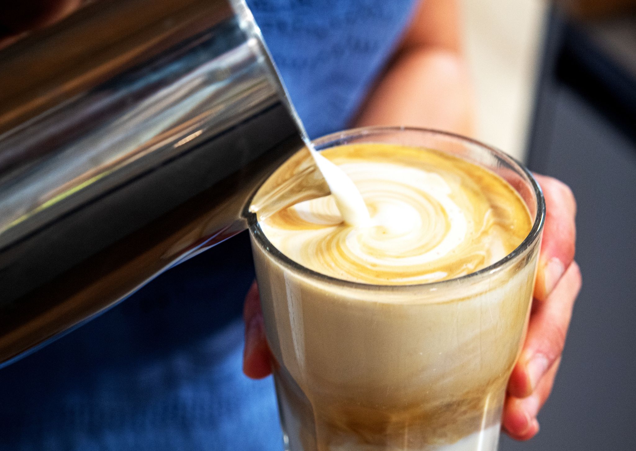 Je mehr Fettgehalt die Milch hat desto cremiger schmeckt die Kaffeespezialität.