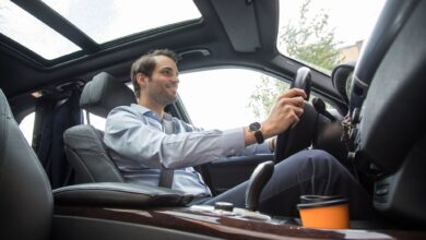Sicher und beweglich: Die richtige Sitzposition am Lenkrad ist wichtig.