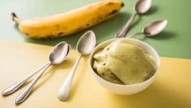 Vegan und lecker: Aus reifen Bananen und Matcha lässt sich die ideale «Nice Cream» zubereiten.