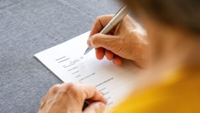 In einer Vorsorgevollmacht kann man festlegen, dass im Fall der eigenen Handlungsunfähigkeit eine Vertrauensperson anstelle eines gerichtlich bestellten Betreuers Rechtsgeschäfte übernimmt.