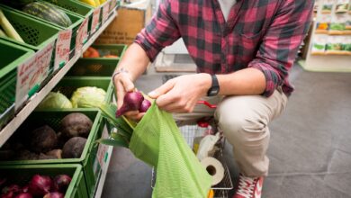 Mit Vorratsgläsern und Stoffbeutel: Ein Unverpackt-Einkauf vermeidet Müll und schont die Umwelt.