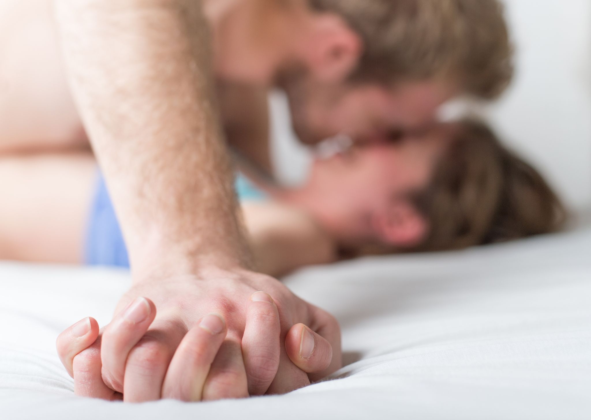 Wer Frühlingskribbeln verspürt, sollte seinen Partner überraschen, empfiehlt die Sexualtherapeutin. Wie wäre es etwa, für eine Nacht ein Hotelzimmer zu mieten und Massageöl einzupacken?