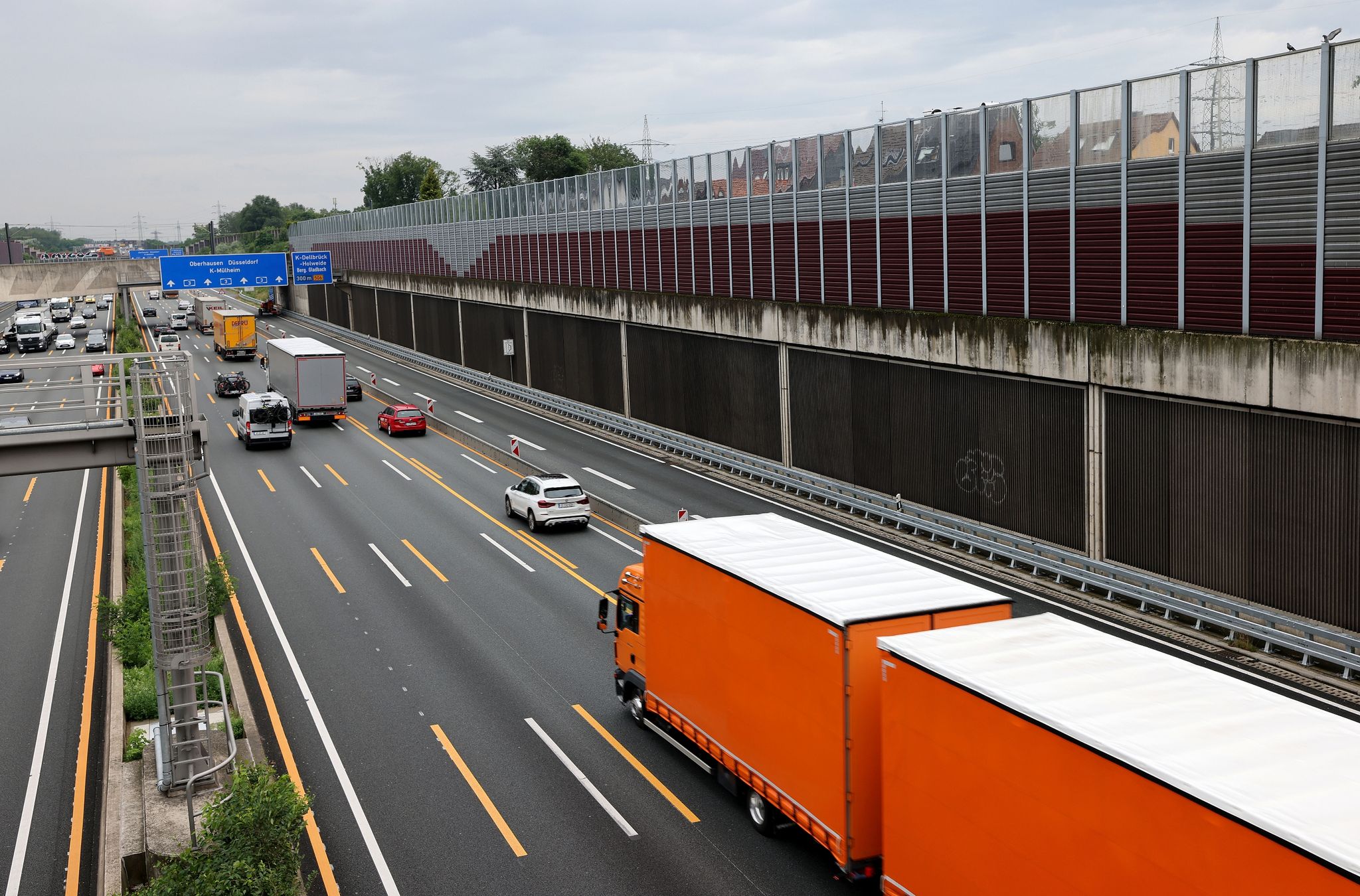 Vorsicht beim Spurwechsel: Die Haftungsfrage müssen nach Unfällen oft Gerichte klären.