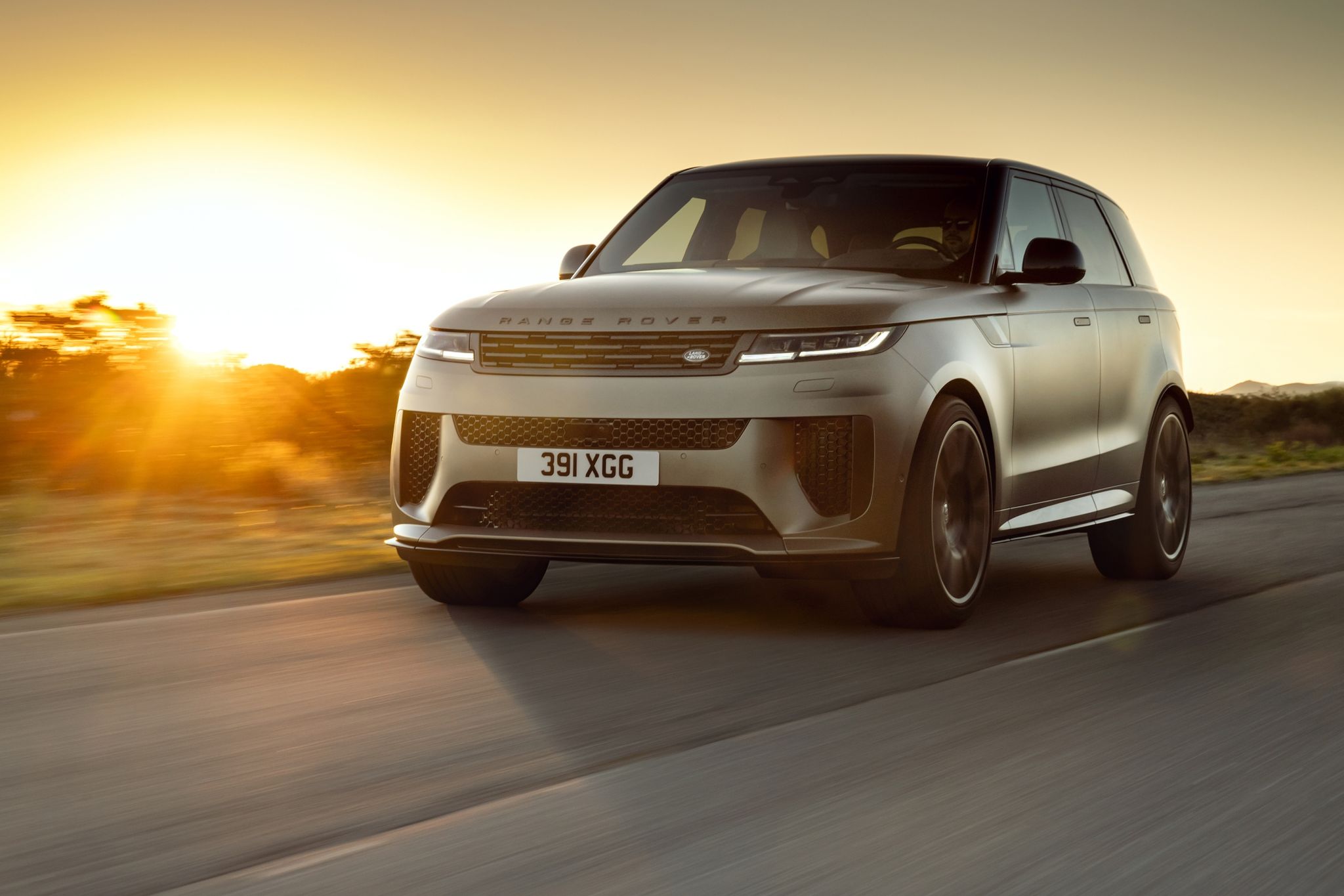 Den luxuriösen Geländewagen Range Rover Sport bringt Land Rover nun auch als SV-Modell auf den Markt.