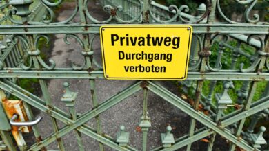 Ist der Zugang zum eigenen Grundstück nur über Grund und Boden des Nachbarn möglich, sollte das im Grundbuch vermerkt werden.