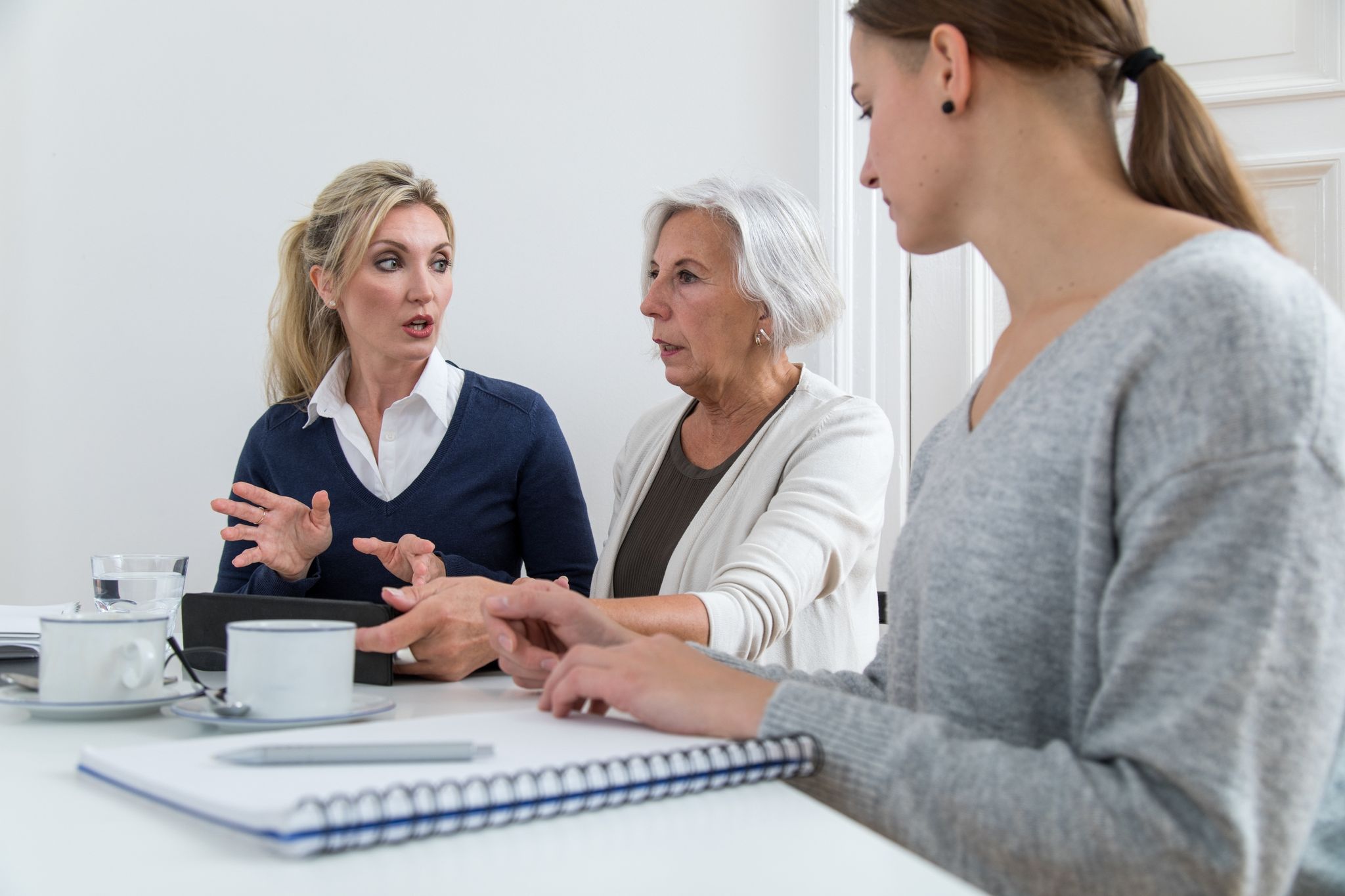 Wer eine Position im mittleren Management bekleidet, muss bei der Arbeit viele Interessen gleichzeitig berücksichtigen.