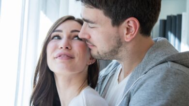 Gelangt ein zärtlich gehauchte Kosenamen wie «Muschi», «Baby» oder «Honigschnecke» an fremde Ohren, kann das für die liebkoste Person verletzend sein.