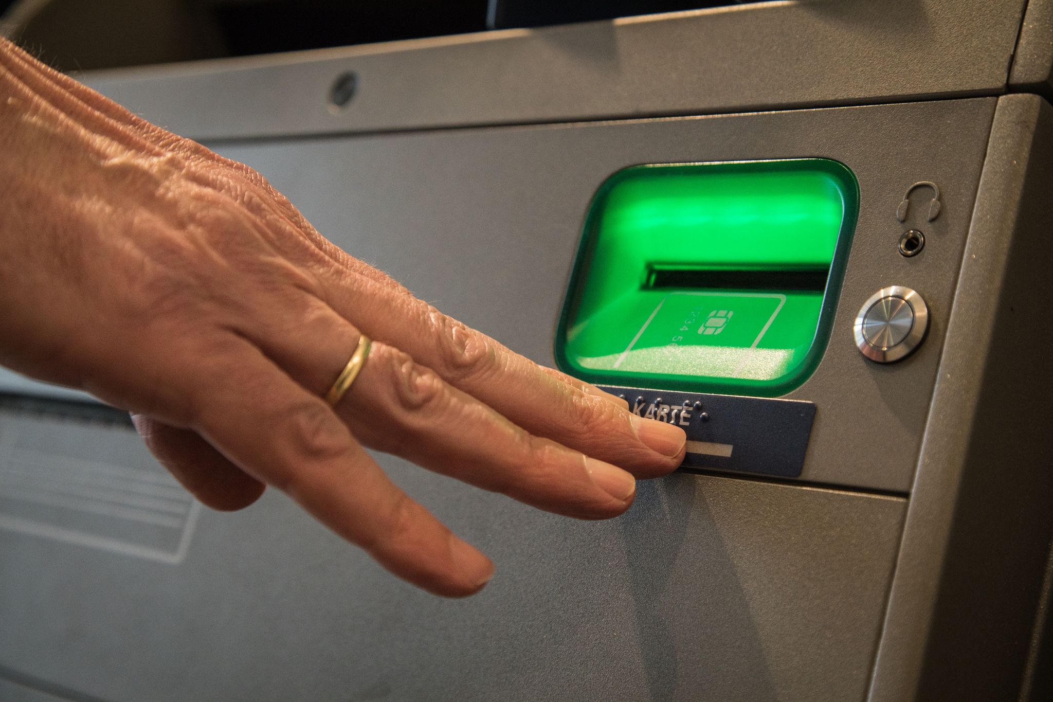 Blindenschrift am Geldautomat: So finden auch behinderte Menschen das Karteneingabefach.