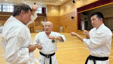 Noch nicht ganz kampfbereit: Unser Autor versucht sich in Okinawa in Karate.