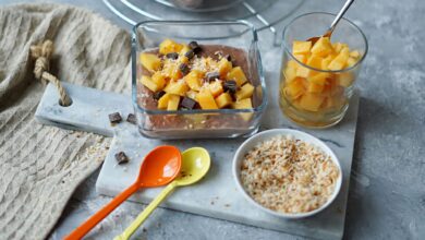 Während die schokoladigen Pudding-Oats schon am Vorabend zubereitet werden, kommt das Kaki-Topping frisch am Morgen dazu.