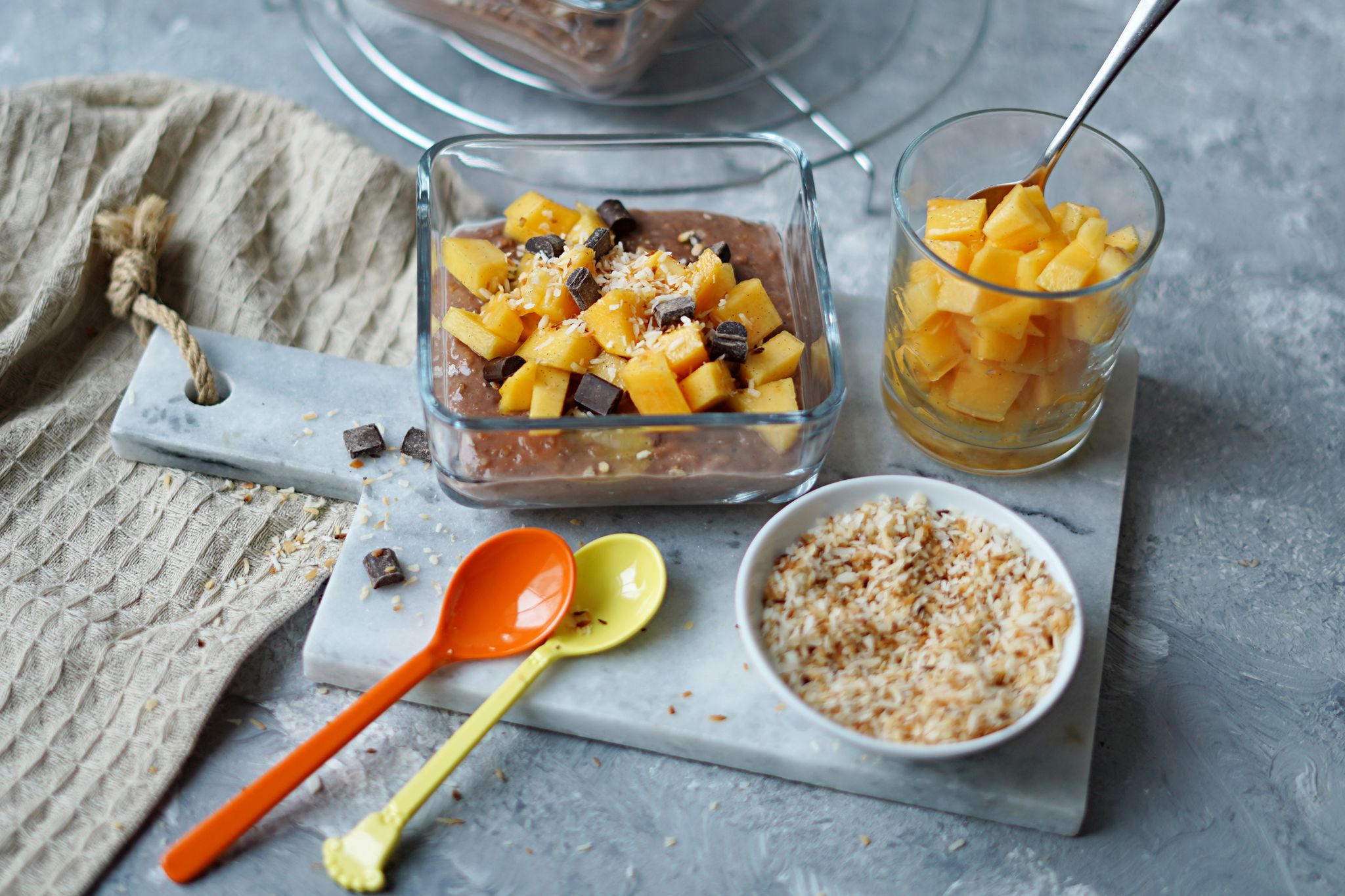 Während die schokoladigen Pudding-Oats schon am Vorabend zubereitet werden, kommt das Kaki-Topping frisch am Morgen dazu.