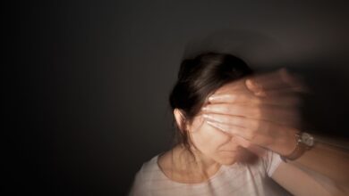 Verwirrtheit, Sehstörungen, Missempfindungen oder unkontrollierte Bewegungen: Die Anzeichen eines fokalen epileptischen Anfalls können vielfältig sein.