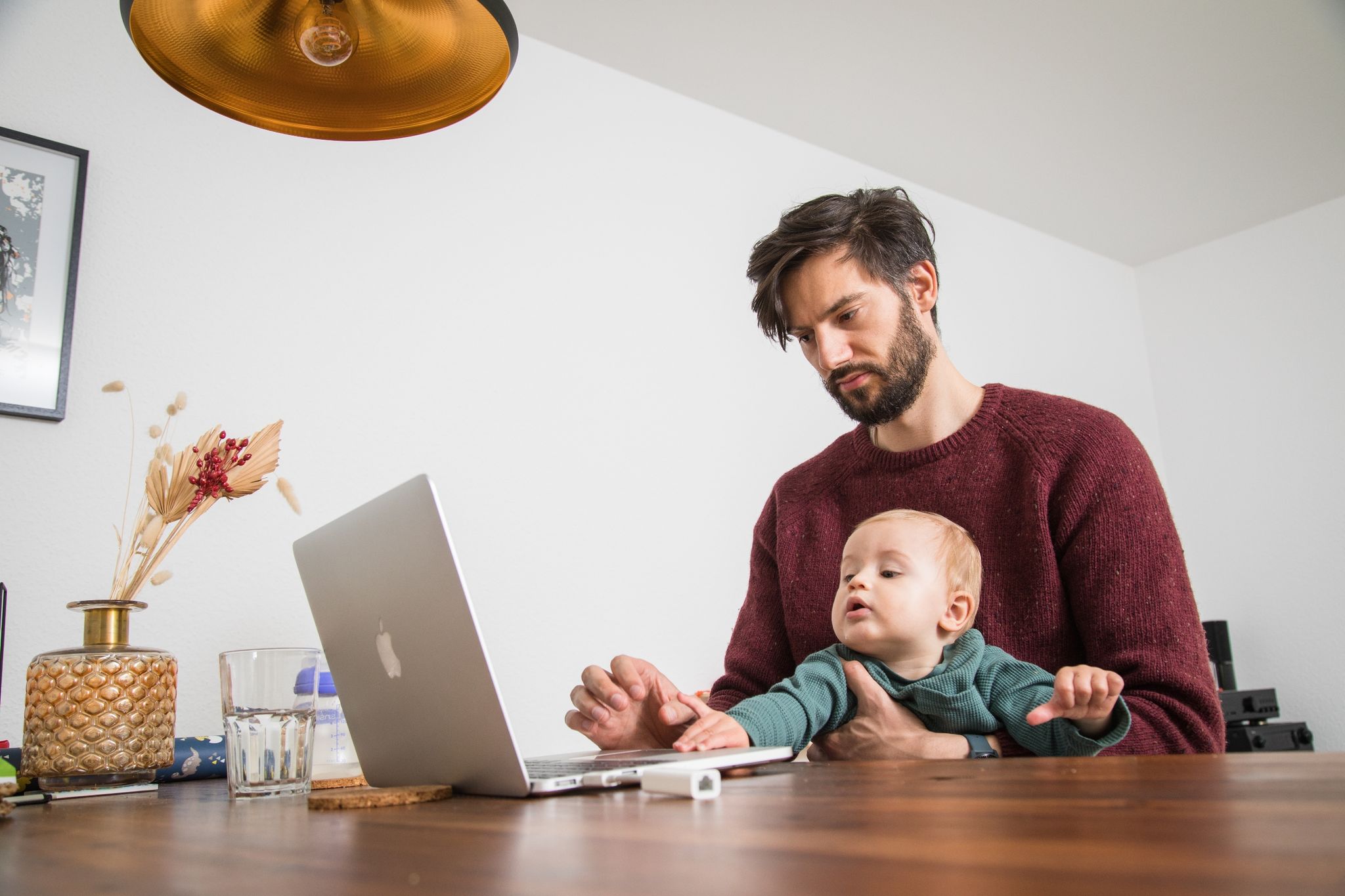 Die Brückenteilzeit kann Beschäftigte entlasten - etwa, wenn sich Vollzeitjob und Kinderbetreuung nur schwer vereinbaren lassen.