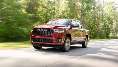 Neben einem modernisiertem Antrieb bietet der neue RAM im Innenraum nun auch einen großen Touchscreen und erstmals ein eigenes Display für den Beifahrer. (zu dpa: «Stellantis bringt überarbeiteten RAM 1500 nach Europa»)