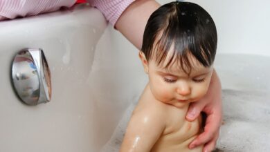 Faustregel für Eltern: Immer dann, wenn die Symptome nach dem Einatmen von Wasser schwerwiegender sind als beim Verschlucken eines Getränks, sollte ein Arzt oder eine Ärtzin konsultiert werden.