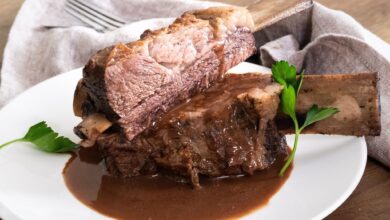 Anstatt die Soße zu binden, wird sie langsam reduziert. Das sorgt für einen intensiven Geschmack und eine schöne Farbe.