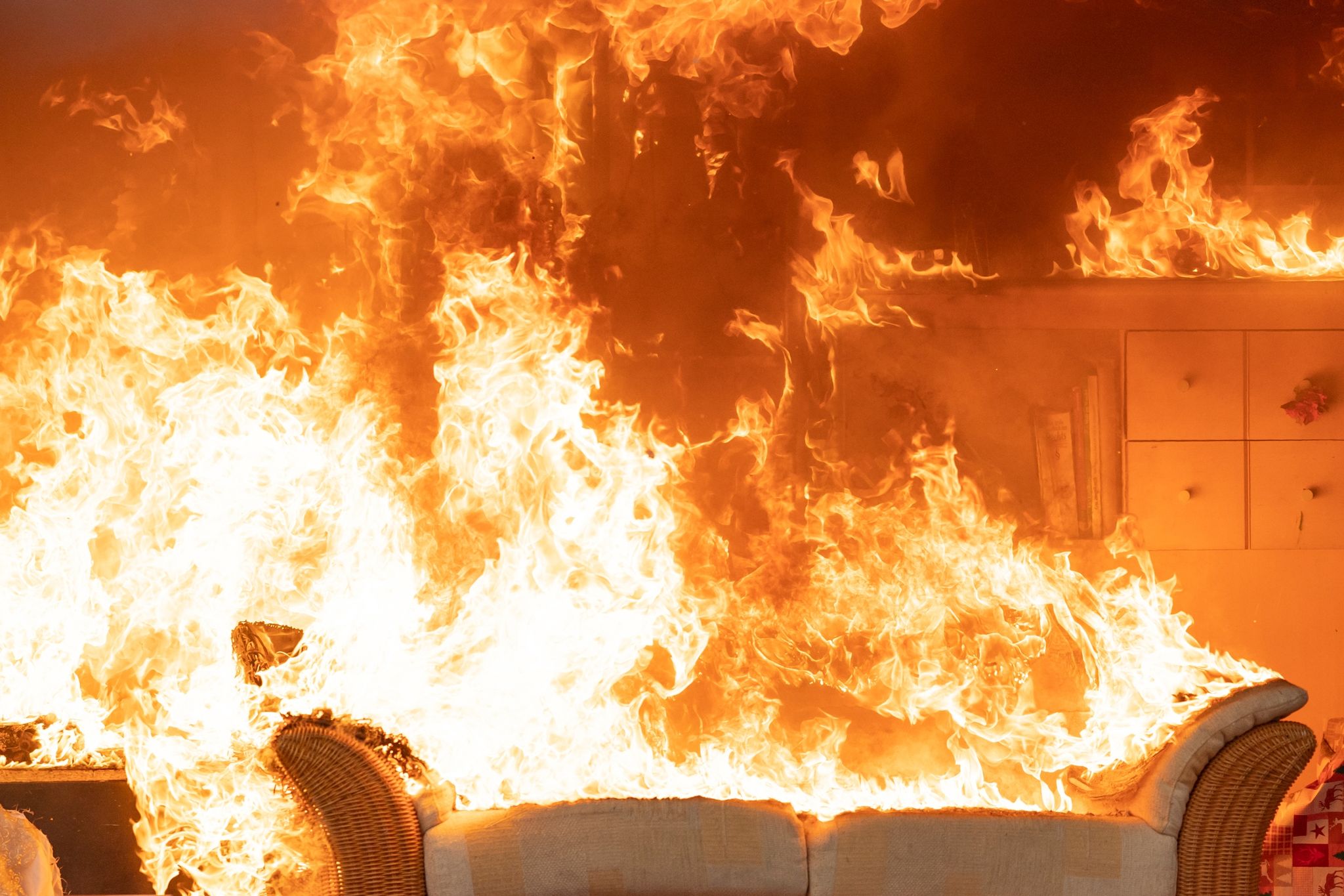 Wenn das Feuer schon sehr groß ist: nur noch raus! Wichtig: Feuerwehr rufen und Nachbarn warnen.