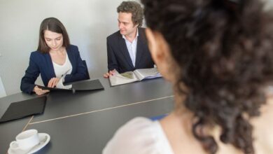 Personaler von sich zu überzeugen, ist oft keine leichte Aufgabe. Wer im Gespräch neugierig und offen agiert, hinterlässt eher einen sympathischen Eindruck und wirkt weniger unnahbar.