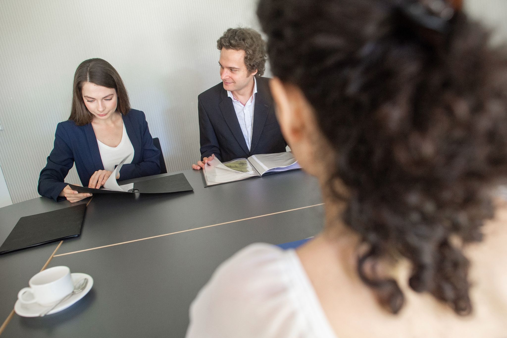 Personaler von sich zu überzeugen, ist oft keine leichte Aufgabe. Wer im Gespräch neugierig und offen agiert, hinterlässt eher einen sympathischen Eindruck und wirkt weniger unnahbar.