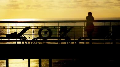 Wer absehen kann, dass er - obwohl gesund - ein Kreuzfahrtschiff nicht verlassen kann, sollte Kontakt zum Arbeitgeber aufnehmen und um weitere Urlaubstage bitten.