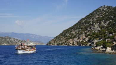 Beliebte Sonnenzielen wie die türkische Riviera sind für die Sommerferien 2024 im Schnitt acht Prozent günstiger.