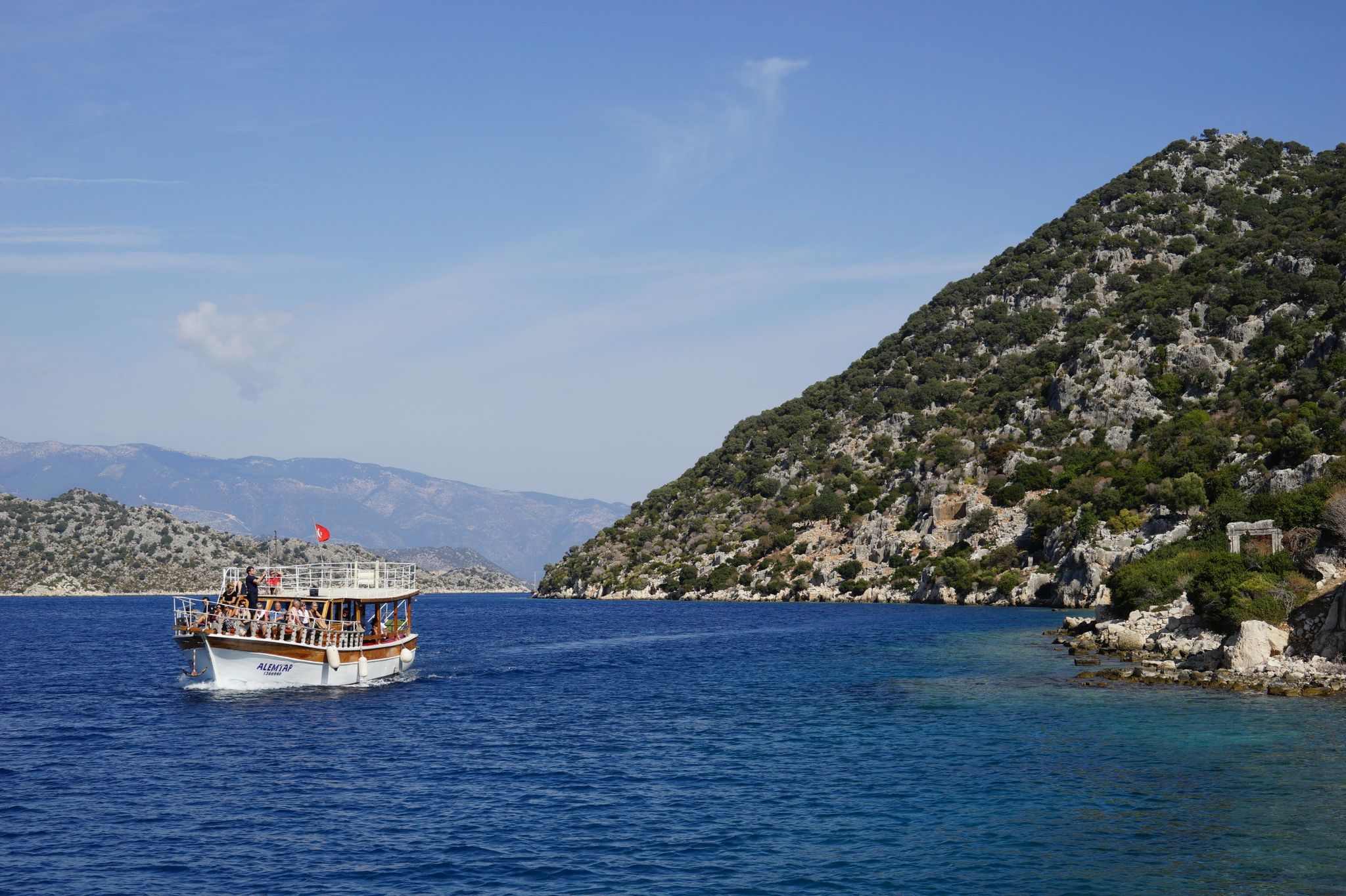 Beliebte Sonnenzielen wie die türkische Riviera sind für die Sommerferien 2024 im Schnitt acht Prozent günstiger.