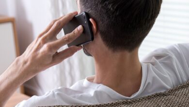 Perfide Masche: Kriminelle nutzen künstliche Intelligenz, um die Stimme von Verwandten und Bekannten täuschend echt für betrügerische Anrufe zu imitieren.