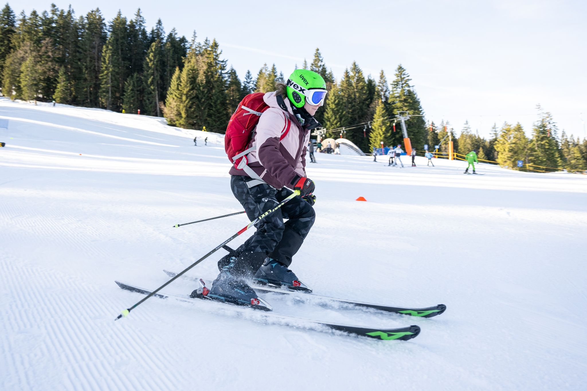 Damit die Bretter nicht an Gleitfähigkeit verlieren, sollte man sie mindestens an jedem zweiten Skitag wachsen.