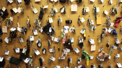 Nicht immer taucht ein verlorener Schlüssel im Fundbüro wieder auf. Ob Mieterinnen und Mieter für den Verlust selbst aufkommen müssen, hängt dann davon ab, ob sie ein Verschulden am Verschwinden des Schlüssels haben.