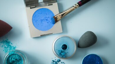 Make-up-Pinsel sollten regelmäßig gereinigt werden, um zu verhindern, dass sich Keime darin ansammeln.