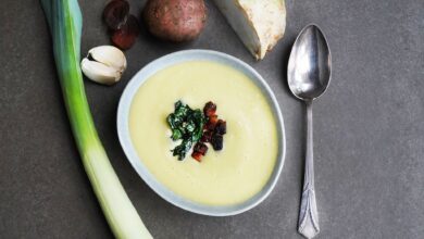 Durch das Pürieren wird die Gemüsesuppe nicht nur schaumig. Die entstehenden Luftbläschen sorgen auch dafür, dass das Aroma noch intensiver empfunden wird.