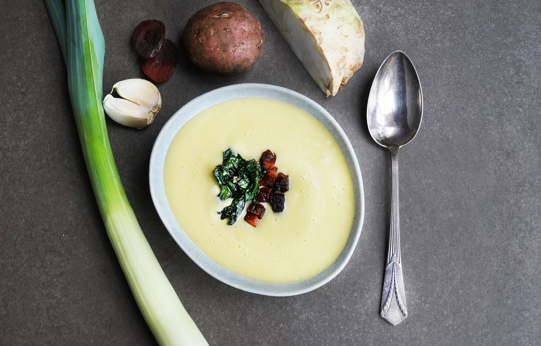 Durch das Pürieren wird die Gemüsesuppe nicht nur schaumig. Die entstehenden Luftbläschen sorgen auch dafür, dass das Aroma noch intensiver empfunden wird.