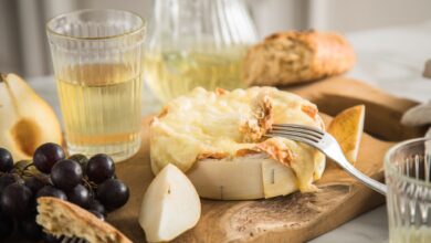 Warme Köstlichkeit aus der Backröhre: Ofenkäse wird gelöffelt oder man taucht Brot oder andere Speisen hinein. (zu dpa: «Lecker, aber voll fett: Ofenkäse ist nichts für jeden Tag»)