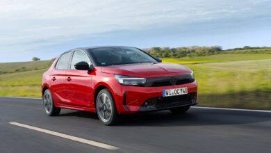 Neue Mild-Hybride von Opel: Den Anfang macht der Corsa und auch den Grandland gibt es mit elektrischer Unterstützung.