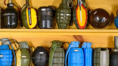 Müssen Handgranaten entschärft werden, kann das für Beschäftigte beim Kampfmittelräumdienst einen spontanen Anruf bedeuten - sie müssen dann los zum Fundort.