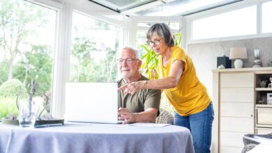 Vor der Suche nach alten Bekannten sollte man den Anbieter vor Vertragsabschluss überprüfen, um möglichen Abo-Fallen auszuweichen.