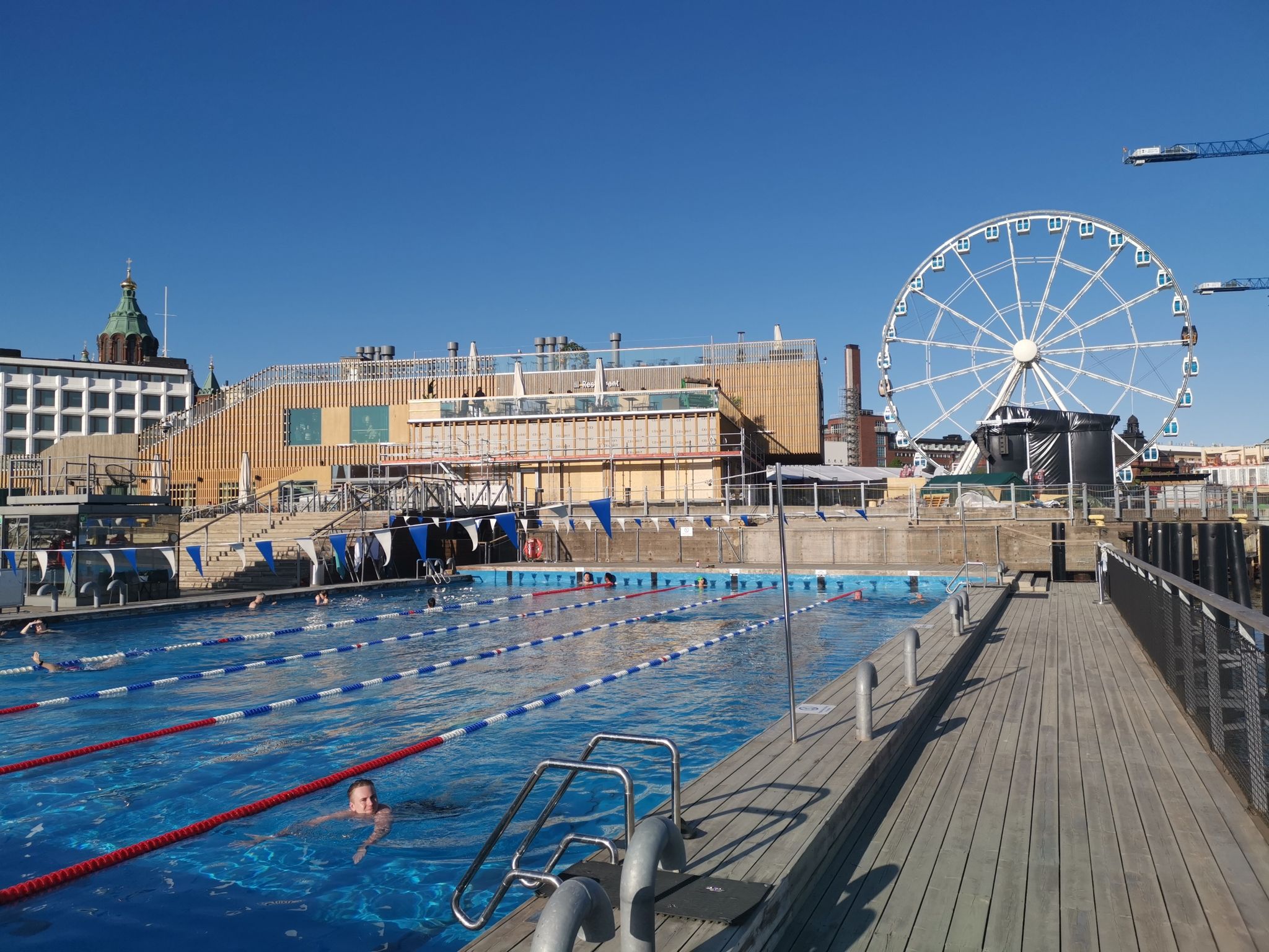 Bahnen ziehen in Stadtkulisse: Im Allas Sea Pool hat man Aussicht auf ein Riesenrad und ein von Alvar Aalto entworfenes Bürogebäude.