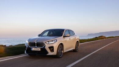 Das SUV-Coupé von BMW fährt als iX2 auch rein elektrisch vor.