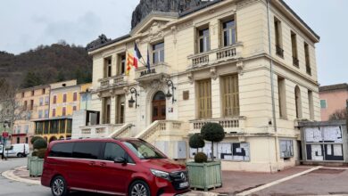 Upgrade für die V-Klasse: Außen bekommt der Van einen größeren Kühlergrill, innen hält ein neues Cockpit mit dem aktuellsten Stand des Infotainmentsystems MBUX Einzug.