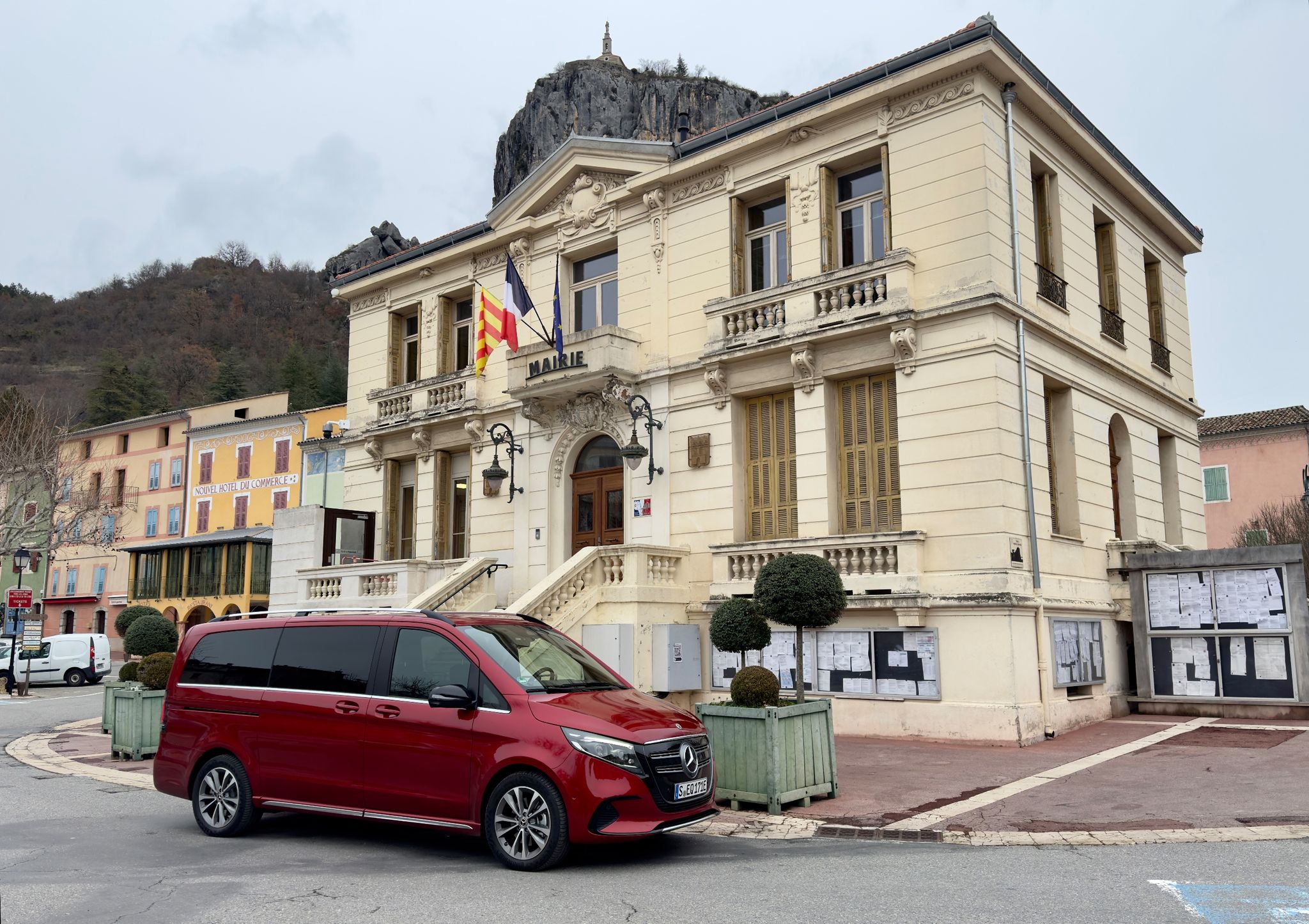 Upgrade für die V-Klasse: Außen bekommt der Van einen größeren Kühlergrill, innen hält ein neues Cockpit mit dem aktuellsten Stand des Infotainmentsystems MBUX Einzug.