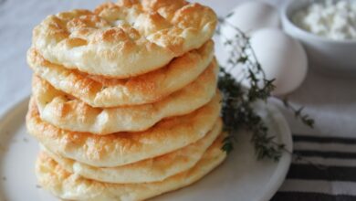 Außen goldbraun und innen luftig wie ein Baiser: Wolkenbrötchen sind kohlenhydratarm, glutenfrei und stecken voller Proteine.