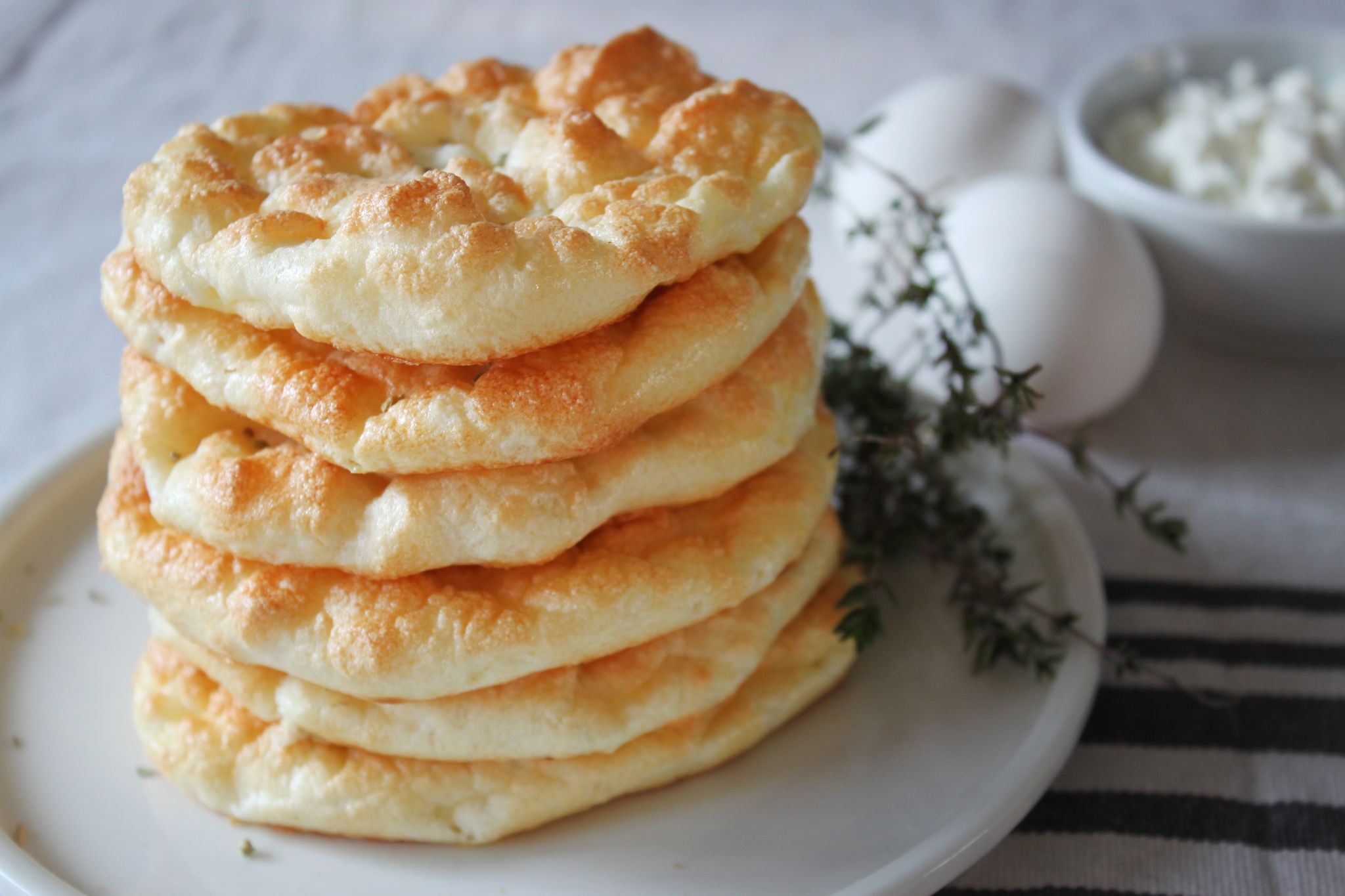 Außen goldbraun und innen luftig wie ein Baiser: Wolkenbrötchen sind kohlenhydratarm, glutenfrei und stecken voller Proteine.