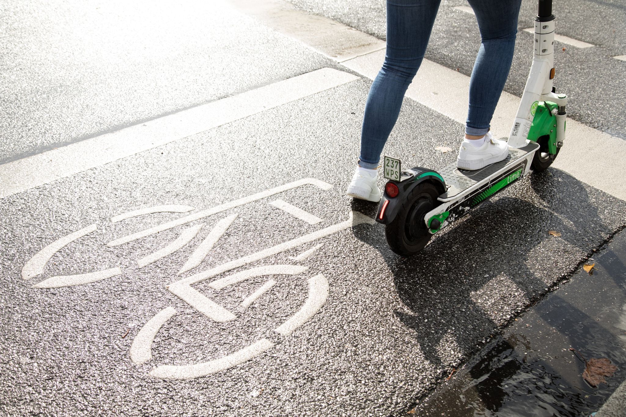 Der Gehweg ist tabu: Fahrer und Fahrerinnen von E-Scootern müssen Radwege oder die Fahrbahn benutzen.