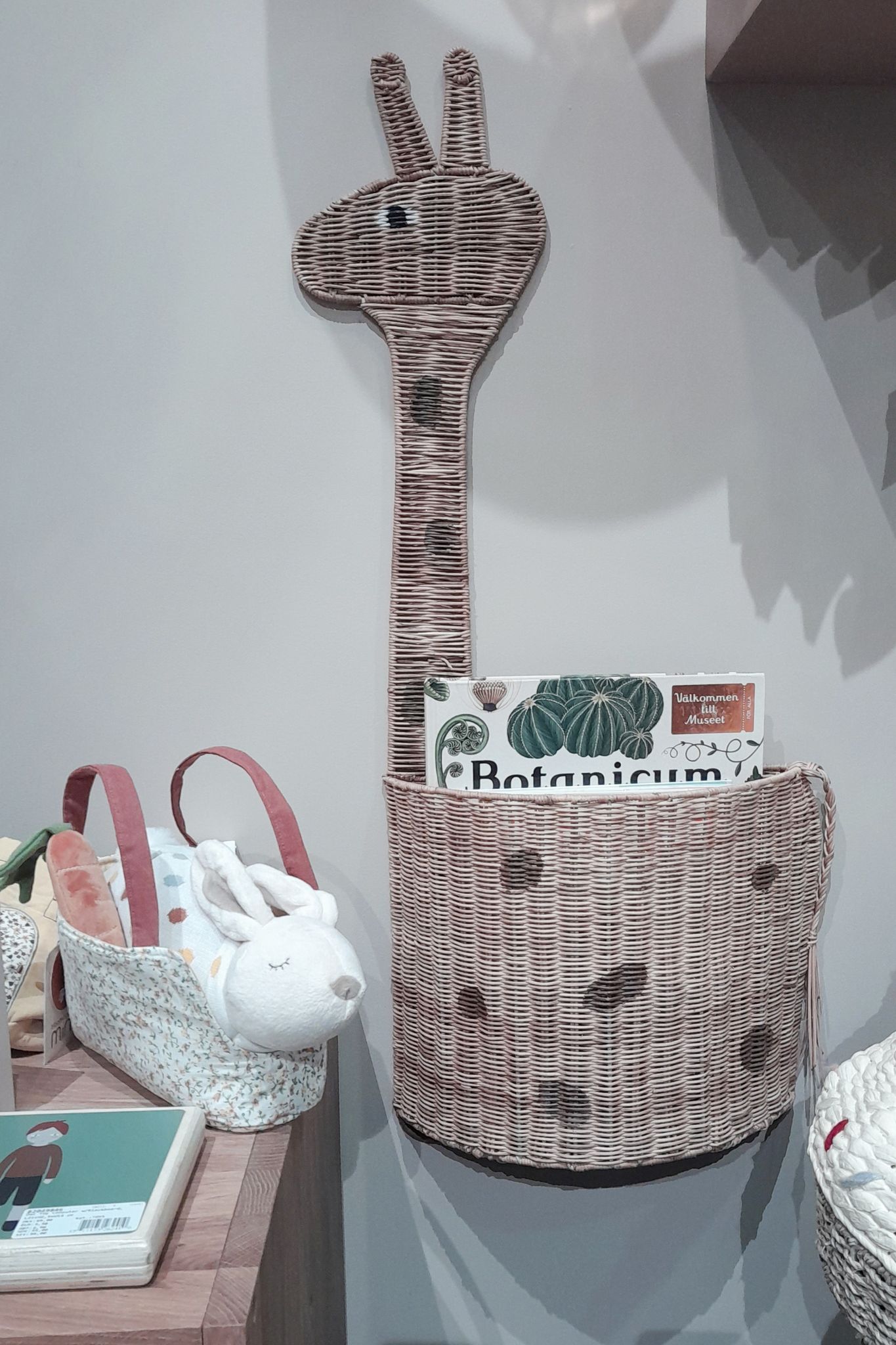 Korb fürs Kinderzimmer: hier in Giraffenform auf der Messe Ambiente.