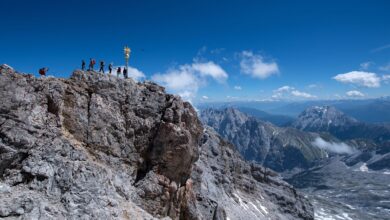 Bergsteiger am Gipfelkreuz der Zugspitze: In dieser Höhe (2962 m) braucht der Körper schon etwas länger, um sich anzupassen.