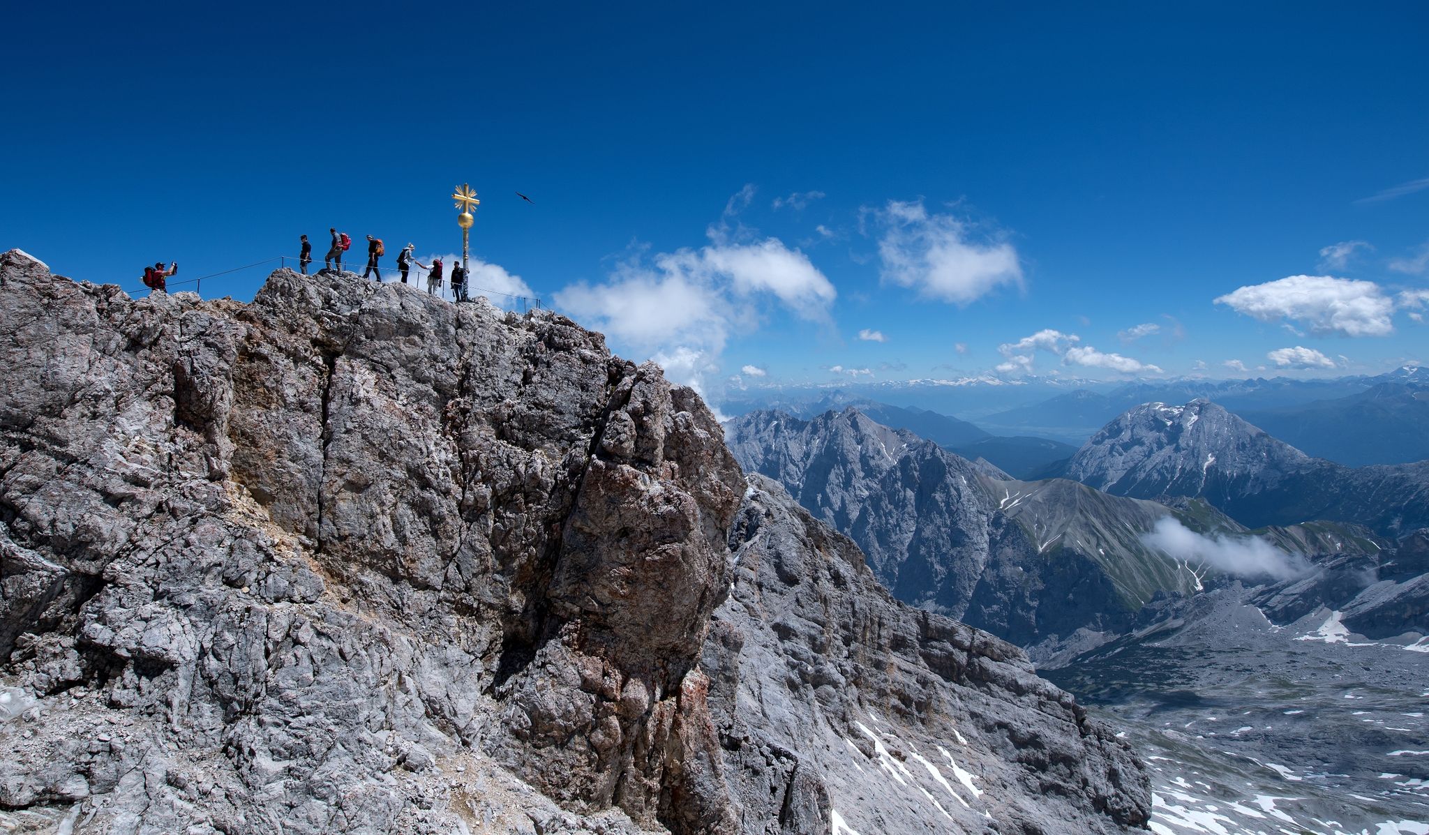 Bergsteiger am Gipfelkreuz der Zugspitze: In dieser Höhe (2962 m) braucht der Körper schon etwas länger, um sich anzupassen.
