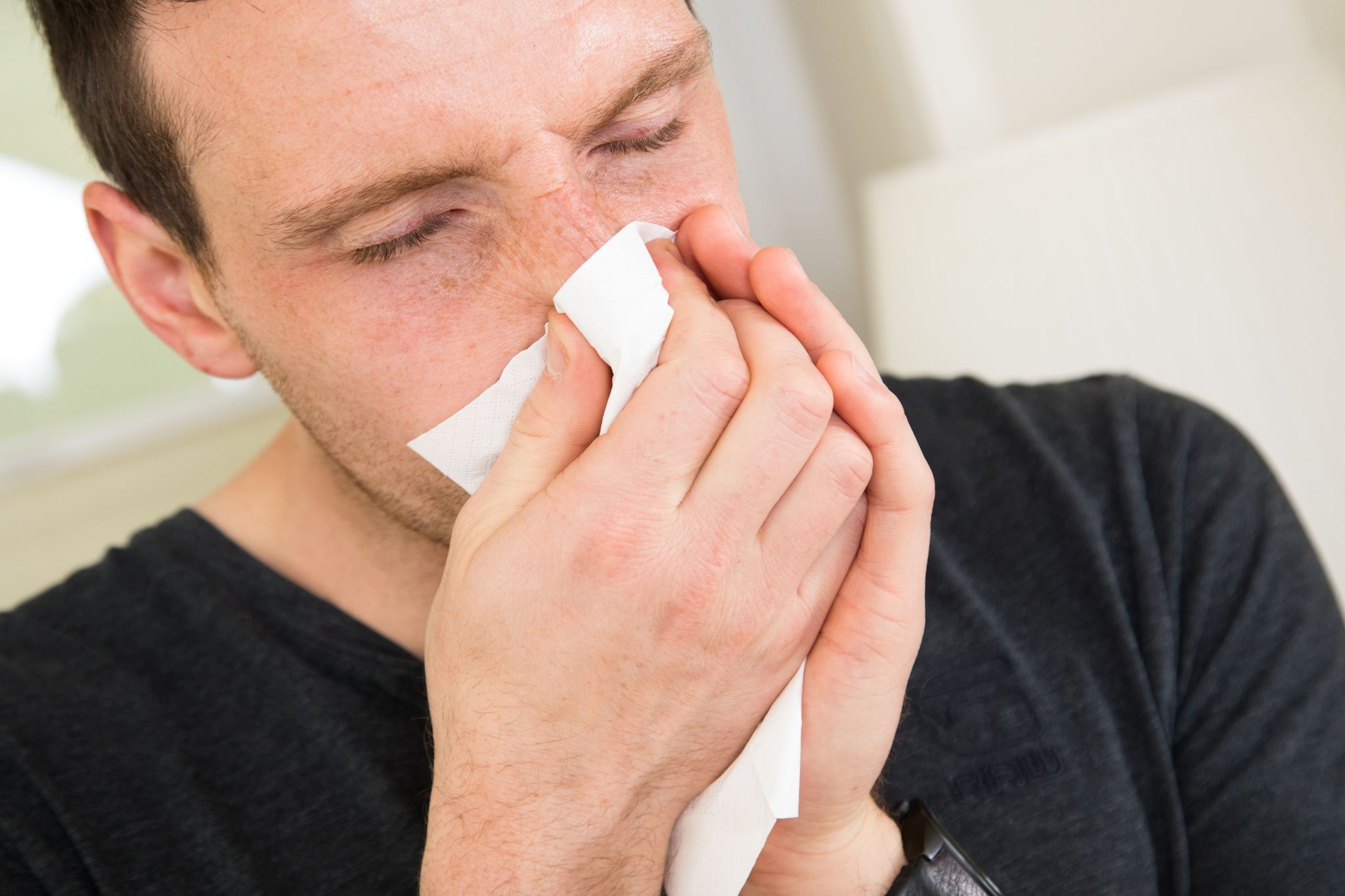 Start in die Pollensaison: Wenn die Krankheitssymptome einer Allergie zu stark werden, dürfen sich Arbeitnehmer krankmelden.