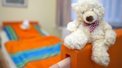 Wird der Pflegegrad bei einem Kind festgestellt, hat es Anspruch auf zahlreiche Leistungen der Pflegeversicherung, darunter Hilfsmittel wie zum Beispiel Pflegebett, Rollstuhl oder Sitzhilfen.